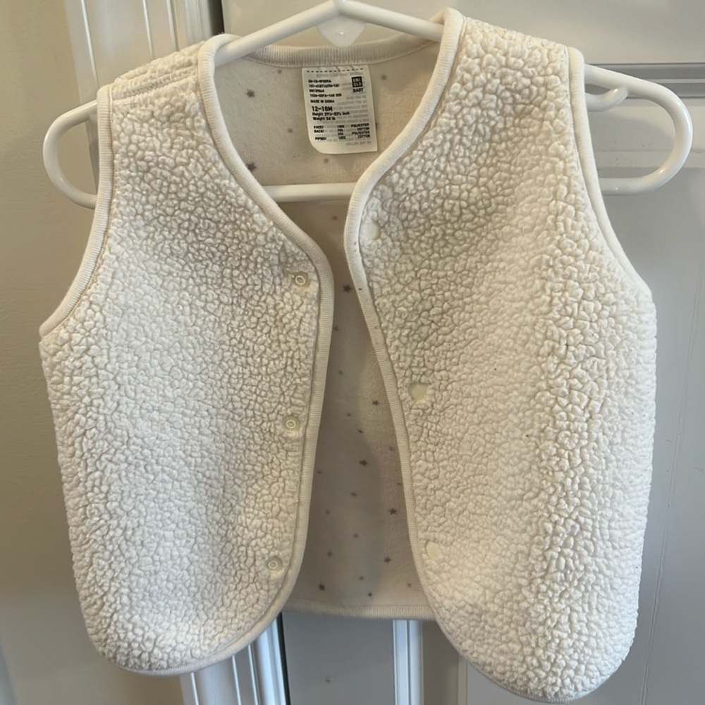 Uniqlo girl’s vest. Fleece reversible with hook.